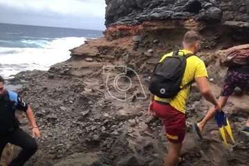 Rescatados cuatro jóvenes en apuros en la Cueva de la Reina Mora, en la costa de La Garita (Foto TA)